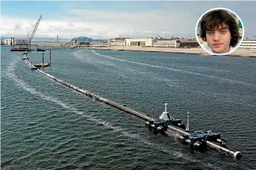  ?? AP ?? The long, floating boom that will be used to corral plastic litter in the Pacific Ocean is assembled in Alameda, California. Inset, Boyan Slat.