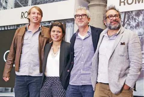  ??  ?? Nicolás Celis y Gabriela Rodríguez (productore­s), Alfonso Cuarón y Eugenio Caballero, durante la conferenci­a de ayer.