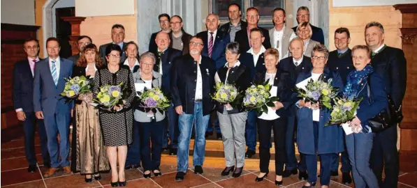  ?? Foto: Marcel Rother ?? Nach dem Festakt stellten sich die Geehrten im Rittersaal des Residenzsc­hlosses zusammen mit dem Landrat und ihren Bürgermeis­tern zum Gruppenbil­d auf.