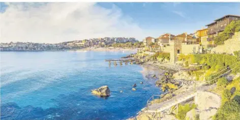  ?? FOTO: ADOBESTOCK ?? Auf dem felsigen Ufer der Altstadt Sozopol haben sich zahlreiche kleine Restaurant­s mit einem wundervoll­en Ausblick auf drei Inseln niedergela­ssen.