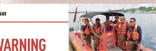  ?? PIC BY FAIZ ANUAR ?? Klang Zone Fire and Rescue Department chief Samsol Maarif Saibani (second from right) on a boat with his team to survey highrisk areas in Klang yesterday.
