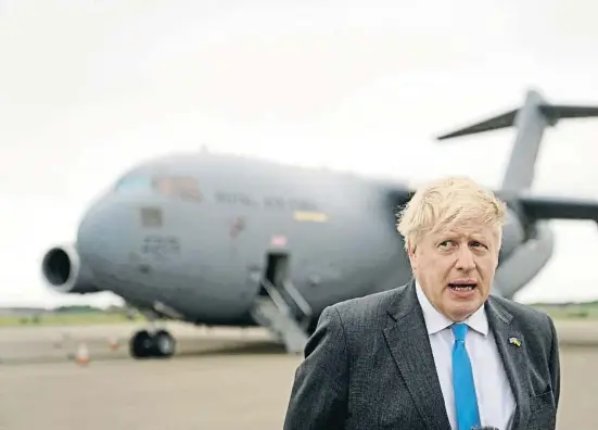  ?? Reuters ?? Boris Johnson, el sábado, después de aterrizar en una base aérea británica tras su segunda visita a Kyiv