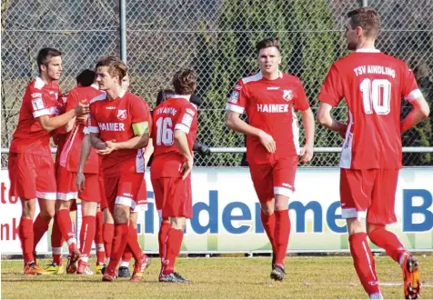 ?? Foto: Michael Eberle ?? Im Landkreisd­erby gegen den FC Stätzling hatte der TSV Aindling das bessere Ende für sich. Hier bejubelt die Aindlinger Mannschaft das 2:1.