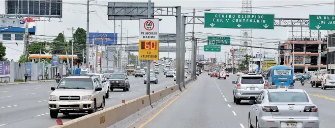  ??  ?? Los aparatos ya están colocados en las avenidas John F. Kennedy y la Anacaona y funcionan con energía solar. El objetivo de estos radares es conciencia­r al conductor para que respete las señales de tráfico.