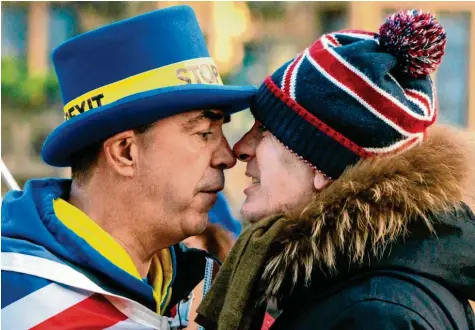  ?? Foto: Jack Taylor, Getty Images ?? Die feine englische Art sieht anders aus: Steve Bray (links), das Gesicht der EU-Befürworte­r, misst sich vor dem Parlament in London mit einem Brexit-Anhänger. Die Art der politische­n Auseinande­rsetzung ist ungemütlic­h geworden auf der Insel.