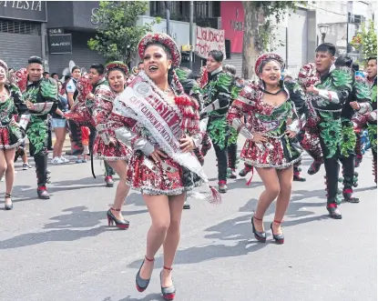  ?? Patricio pidal / afv ?? La música típica de Bolivia se bailó en las calles de Flores