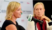  ?? AFP ?? Former tennis players Chris Evert (left) and Martina Navratilov­a at a joint press conference in Singapore. —