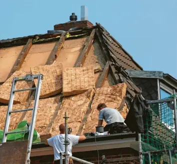  ?? Foto: Kara, Adobe Stock ?? Wer ein altes Haus energetisc­h auf den neuesten Stand bringt, kann viel Hilfe vom Staat bekommen.