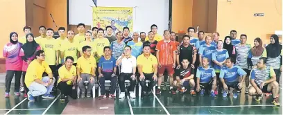  ??  ?? KENANGAN: Tiang ( duduk, lima kiri) bersama pemain yang mengambil bahgaian dalam pertanding­an badminton Piala Pusingan ‘We Can Bee 2017.’