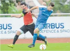  ?? CHRISTIAN METZ ?? Ugur Tuncay (rechts) und der VfB Friedrichs­hafen spielen am Freitagabe­nd beim SV Oberzell (Anderson Gomes dos Santos).