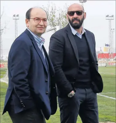  ??  ?? UNIÓN. Monchi y Castro lideraron ayer un encuentro con la plantilla destinado a retomar el rumbo.