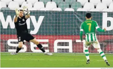  ?? ANTONIO PIZARRO ?? Unai Simón detiene el lanzamient­o de Juanmi en la tanda de penaltis.