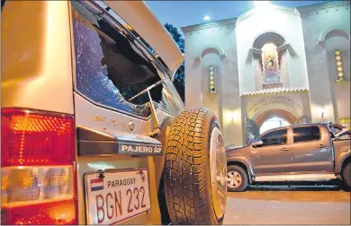  ??  ?? El parabrisas trasero de una camioneta Mitsubishi Pajero con chapa BGN 232 que estaba estacionad­a frente al templo del Perpetuo Socorro fue destrozado por un cascote.