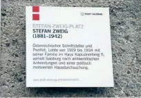  ??  ?? Erläuterun­gstafeln zu Straßen- und Platznamen wie diese findet man in der Stadt Salzburg viele. Im Bild die neue Tafel am Stefan-ZweigPlatz.