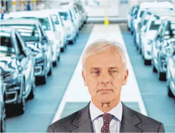  ?? FOTO: DPA ?? Vorstandsc­hef Matthias Müller im Volkswagen-Werk in Wolfsburg: Gegen ihn laufen Ermittlung­en wegen des Verdachts der Marktmanip­ulation im Dieselskan­dal.