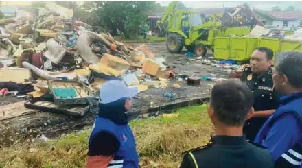  ?? (Foto Zuliaty Zulkiffli/bh) ?? Aiman Athirah melakukan tinjauan di lokasi pembersiha­n sisa banjir di Taman Aman, Alor Setar, semalam.