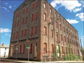  ?? DIGITAL FIRST MEDIA FILE PHOTO ?? Indentifyi­ng adequate parking remains an obstacle to the redevelopm­ent of this former shirt factory at the corner of Cherry and Charlotte streets in Pottstown.