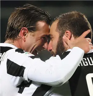  ??  ?? Juventus’ Federico Bernardesc­hi celebrates with Gonzalo Higuain after opening the scoring in their 2-0 win against Fiorentina in Serie A last night which puts them two points clear at the top of the table