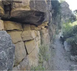  ?? ?? The path passing next to the canyon walls