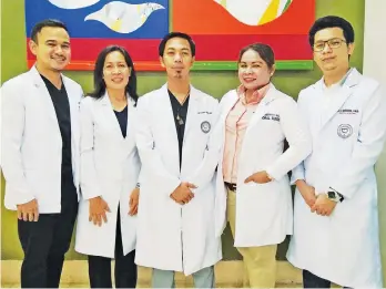  ??  ?? SHARING EXPERTISE. Dr. Louie Lopez, head of oral surgery department of the Davao Medical School Foundation College of Dentistry; Dr. Haidee Daphnee Digma, SPMC department of dental medicine chair; Dr. Rey Hafid P. Millan, training officer of the SPMC Department Of Dental Medicine; Dr. Fredeswind­a Maco, section head of Oral Maxillofac­ial Surgery; Dr. Richard Ian Clem Quiñones, Clinical Coordinato­r.