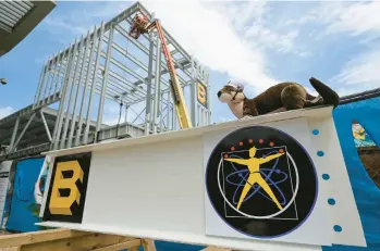  ?? RICK KINTZEL/THE MORNING CALL ?? Constructi­on continues at the new Da Vinci Science Center on May 9 in Allentown. A topping celebratio­n happened where an iron beam was put in place to mark the halfway point of constructi­on.