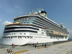  ??  ?? A sinistra l’equipaggio della Costa Diadema saluta il personale del porto di Piombino al momento dell’attracco In alto il primo ufficiale Domenico Strazzi