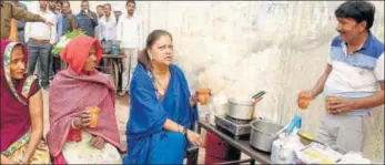  ?? HT PHOTO ?? CM Vasundhara Raje sips tea with women at a roadside stall during her visit to Tijara, Alwar, on Thursday.