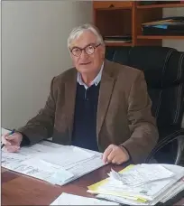 ??  ?? Jean Claude Sauvier président de la CCPLL dans son bureau de la mairie de Laburgade