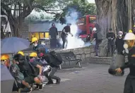  ??  ?? Protesta. Un grupo de manifestan­tes en su mayoría jóvenes avanzaba por el centro de una concurrida calle, mientras se celebraba otra concentrac­ión a pocos metros.