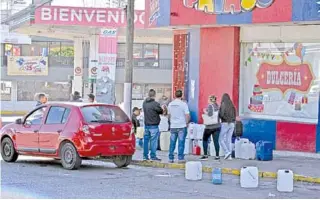  ?? /Edgar Camacho. ?? Viven leoneses el noveno día de desabasto de gasolina.