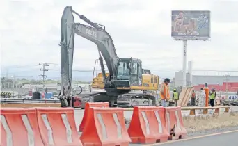  ??  ?? La vía se encuentra constantem­ente en mantenimie­nto, como sucede actualment­e con las labores de ampliación de carriles del kilómetro 50 al 56, a la altura de Huehuetoca, Estado de México.