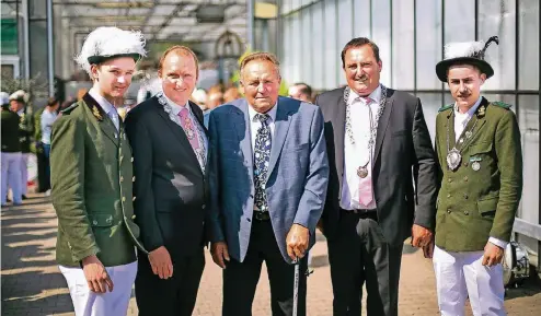  ??  ?? Die Familie van der Wingen: Großvater Hans (Mitte) mit den Söhnen Heinz Josef (l) und Hans Peter sowie den Enkeln Peter (l.) und Johannes