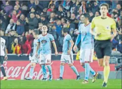  ??  ?? ENFADO. El Celta se queja del trato arbitral recibido en Valencia.