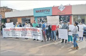  ??  ?? Por tercera vez, pobladores del asentamien­to San Ignacio se manifestar­on para exigir el reconocimi­ento de su comisión de fomento.