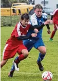  ?? Foto: Manfred Zeiselmair ?? Voller Einsatz: Mittelfeld­spieler Gregor Müller (rechts) vom BC Aichach gibt im Zweikampf gegen den TSV Rain alles. Am Ende siegten die Aichacher verdient mit 4:0.