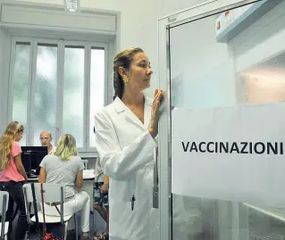  ?? (foto Newpress) ?? Appuntamen­ti Il centro vaccinale di via Statuto. Le prenotazio­ni nell’Ats di Milano per adempiere agli obblighi hanno raggiunto quota 8 mila