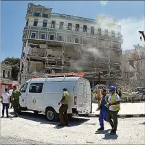  ?? ?? HOTEL SARATOGA. El edificio se derrumbó a media mañana mientras con decenas de obreros trabajando. La explosión causó daños en edificios vecinos y generó pánico en la Ciudad Vieja de La Habana.