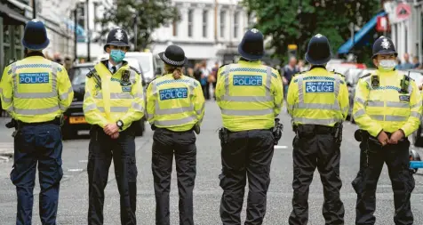  ?? Foto: Stefan Rousseau, dpa ?? Schwarze Uniform, schwarzer Hut: So kennt man die Polizisten in London. Doch das Vertrauen der Briten in ihre Polizei ist erschütter­t.