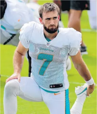  ?? MIKESTOCKE­R/SOUTHFLORI­DASUNSENTI­NEL ?? Dolphins kickerJaso­n Sanders is offto a record-setting start to the season with 14 consecutiv­e field goals.