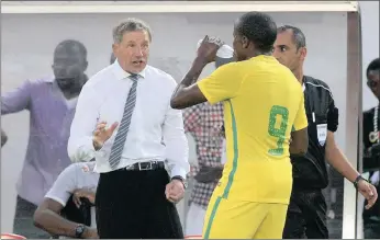  ?? PICTURE: BACKPAGEPI­X ?? Stuart Baxter, coach of South Africa, instructs Lebogang Manyama, who scored Bafana’s only goal against Zambia in their friendly at Moruleng Stadium in Phokeng last night.