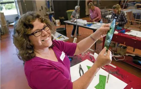  ?? PHOTO: KEVIN FARMER ?? LEADLIGHTI­NG FUN: Wendy McKeon shows her progress during a glass art leadlighti­ng workshop at Cobb and Co Museum.