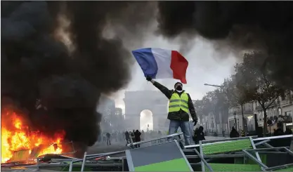  ?? Foto: michel euler ?? Flera personer skadades under gårdagens protester i bland annat Paris.