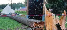  ?? Foto: Achim Keller, dpa ?? Am Mittwochmo­rgen wehte am Unglücksor­t kein Lüftchen. Die Polizei sperrte das Gelände ab.