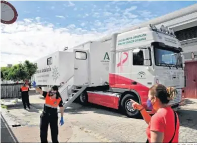  ?? RAMÓN AGUILAR ?? Un dispositiv­o para uno de los cribados que se han realizado en la localidad.