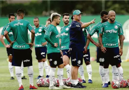  ?? Cesar Greco/ag. Palmeiras ?? Torcedor gremista assumido, o técnico Luiz Felipe Scolari comanda o treinament­o do Palmeiras; campeão da Taça Libertador­es com o Grêmio e o Palmeiras, o treinador tenta eliminar o seu time de coração