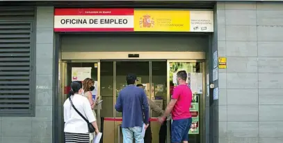  ?? JESÚS G. FERIA ?? La tasa de paro en España bajó del 15,5% al 13,65% en 2021, pero sigue siendo la más alta de la UE