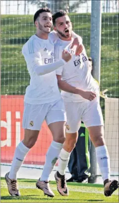  ??  ?? GOLEADOR. Borja Mayoral (derecha) celebra un tanto con Lazo.