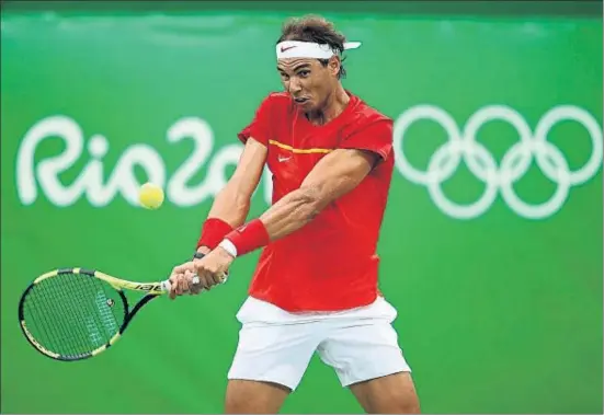  ?? CAMERON SPENCER / GETTY ?? Connectat. Rafa Nadal pica de revés durant el partit contra Federico Delbonis