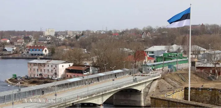  ?? ?? ► Un puente que une Narva, Estonia, con Rusia ahora está abierto sólo a peatones.