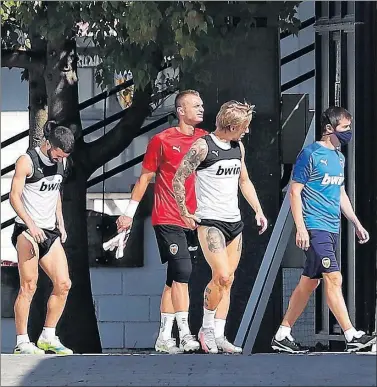  ??  ?? Gayà, Cillessen, Wass y Celades, saliendo ayer al campo de entrenamie­nto de Paterna.